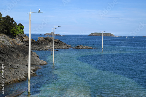 Cale submersible de la place Jules Boulin de Dinard    mar  e haute