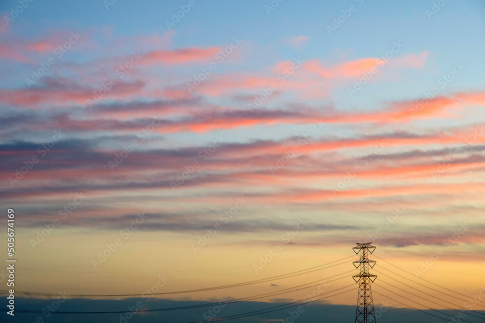 夕暮れの空と雲を眺める送電鉄塔 夕暮れの空と雲を眺める送電鉄塔