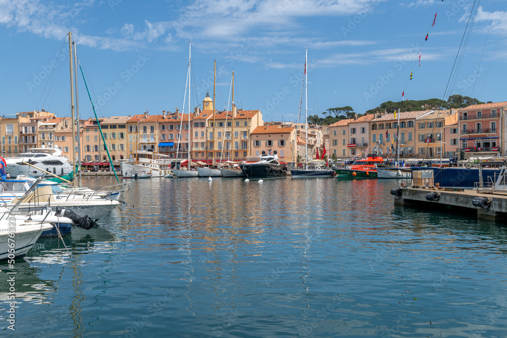 Port de Saint Tropez avec ses voiliers et yachts devant le clocher ...