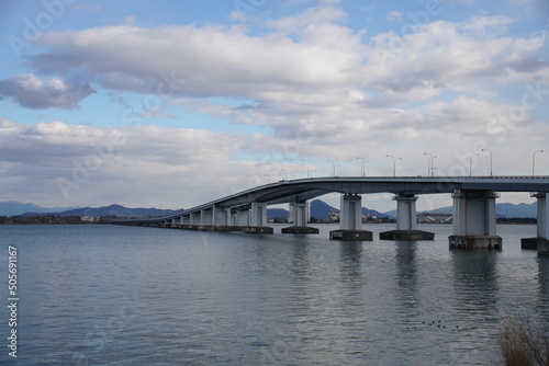 滋賀の琵琶湖大橋 © 金田　哲郎