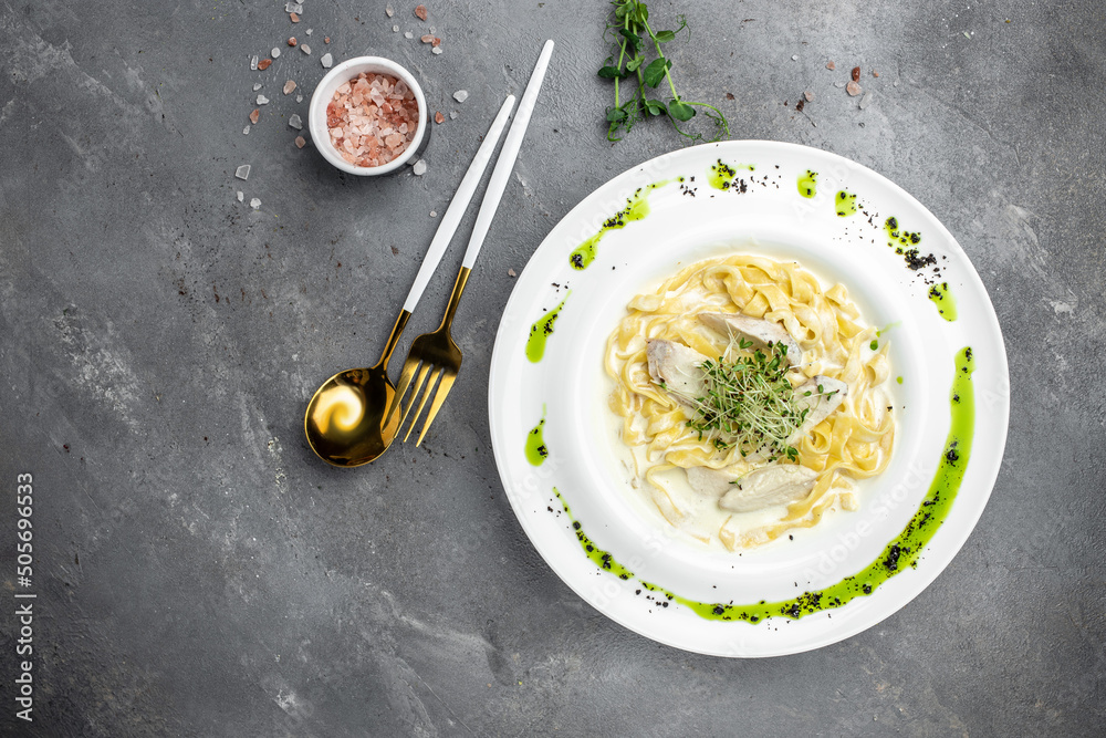 Φωτογραφία Pasta alfredo with chicken, Fettuccine alfredo in a creamy sauce with chicken, parmesan on white plate