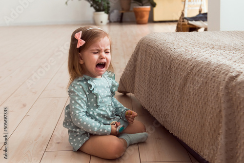 Fotografia crying girl polka dot dress portrait