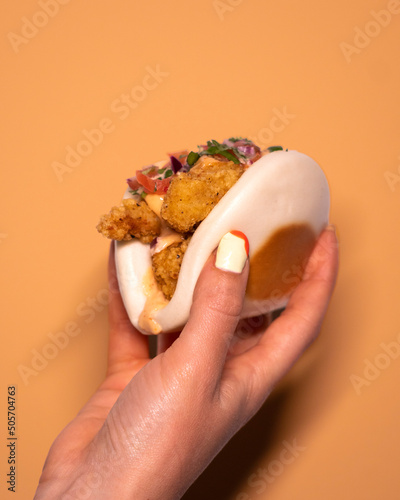 pan bao de carne con salsas 