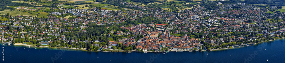 Überlingen am Bodensee in Deutschland - Luftbildpanorama