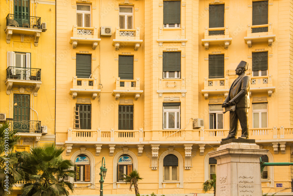 Φωτογραφία CAIRO, EGYPT - DECEMBER 29, 2021: Statue of Talaat Harb who was a leading Egypti
