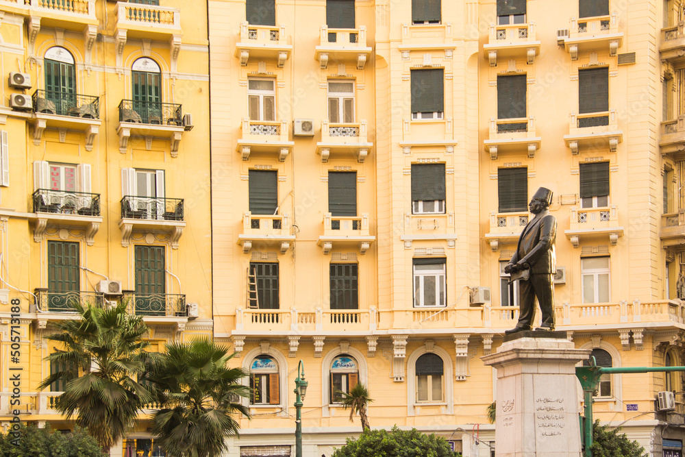 Φωτογραφία CAIRO, EGYPT - DECEMBER 29, 2021: Statue of Talaat Harb who was a leading Egypti