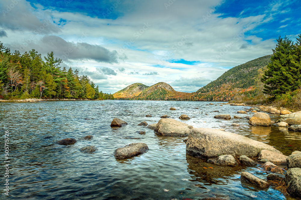 Φωτογραφία Scenery with boulders at the Jordan Pond in the Acadia National Park, Maine USA