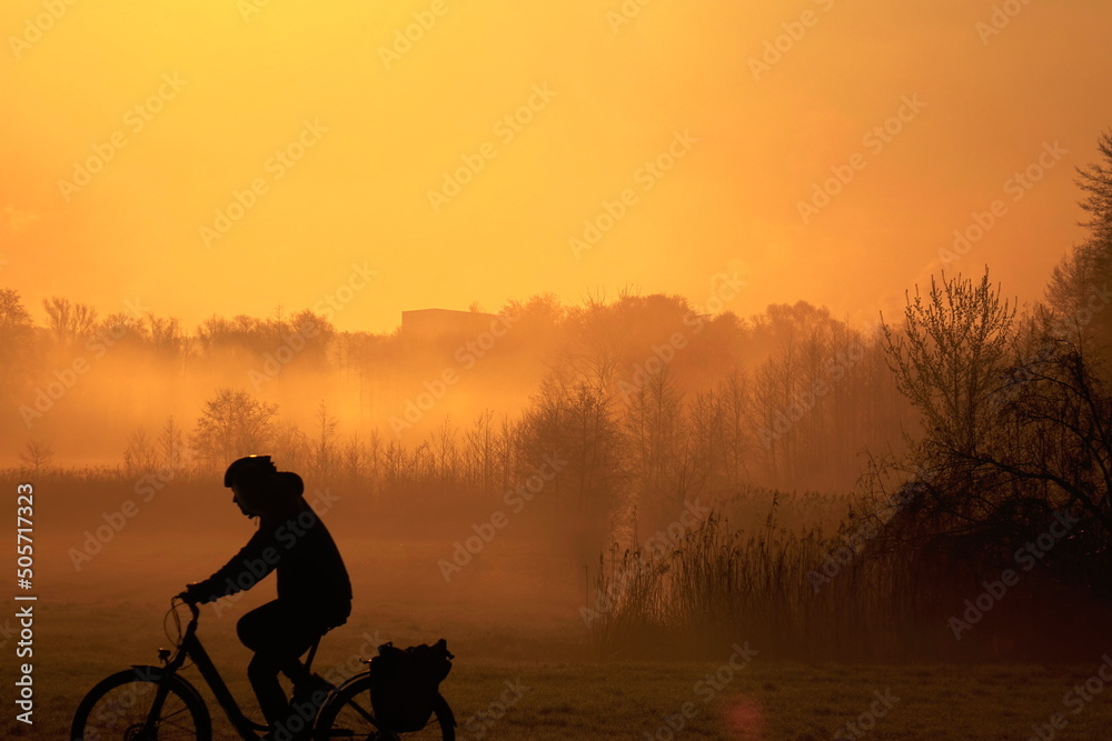Radfahrer Silhouette, Goldener Morgen in KW