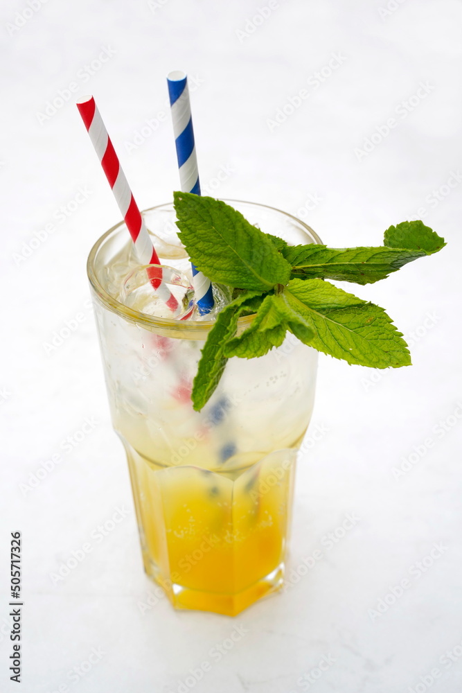 Mango Minze Limonade mit 2 Strohhalmen
