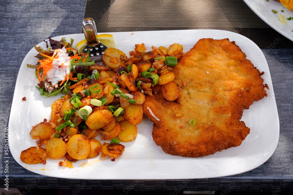 Wiener Schnitzel mit Bratkartoffeln und Salat