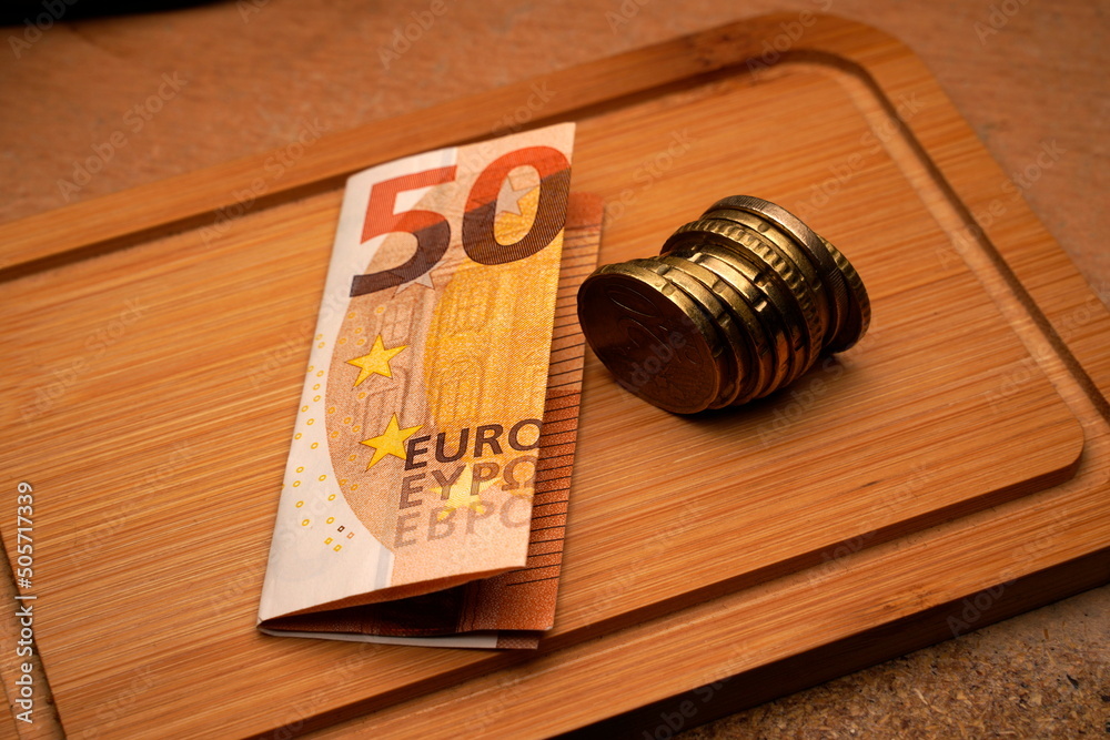 Trinkgeld, Geld auf Holzbrett
