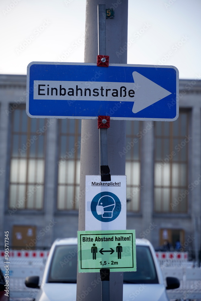 Einbahnstraße vor Industriehalle