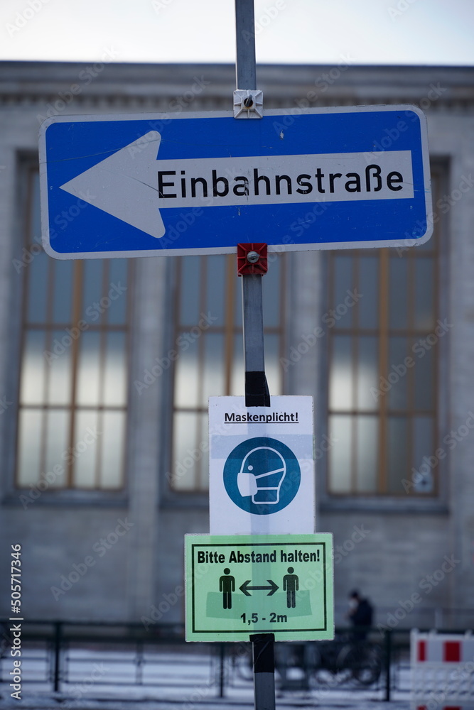 Einbahnstraße vor Industriehalle