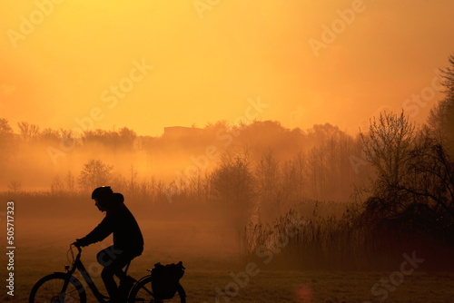 Obraz na płótnie Radfahrer Silhouette, Goldener Morgen in KW w salonie