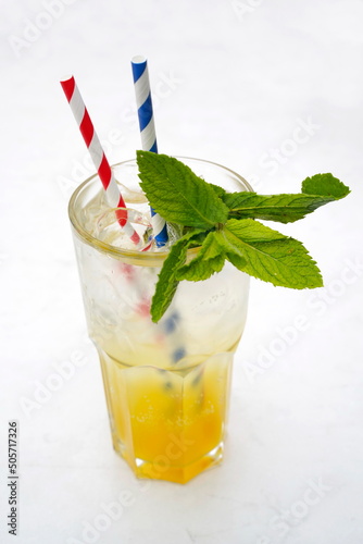Obraz na płótnie Mango Minze Limonade mit 2 Strohhalmen w salonie