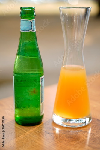Mineralwasser und Apfelsaft