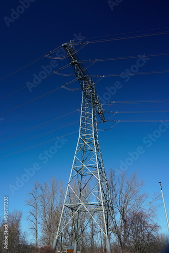 Obraz na płótnie Hochspannungsmast vor blauem Himmel
w salonie