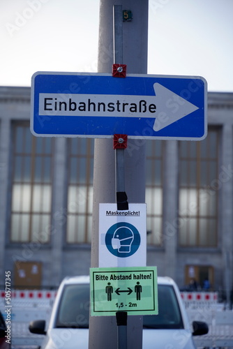 Einbahnstraße vor Industriehalle