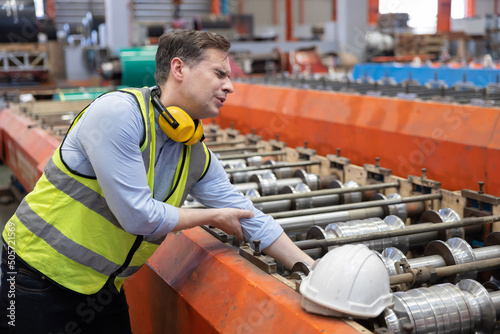 Foto Caucasian Engineer Worker Hand Got Trapped in the Industrial Machine and Got Cru