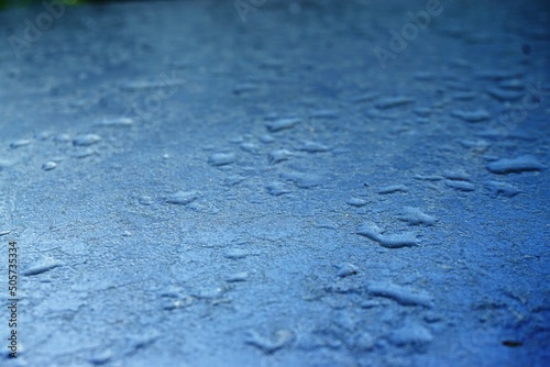 Blau-graue Metallfläche mit Regentropfen 