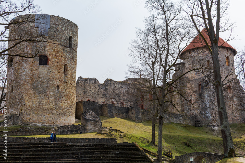 Φωτογραφία Couple walking by the ruins and wide stone stairs of medieval castle in Cesis, Latvia