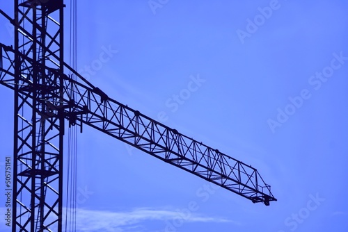 baukran vor blauem himmel, rege bautätigkeit in graz, betonwüsten entstehen, immer weniger grünraum, große siedlungen photo