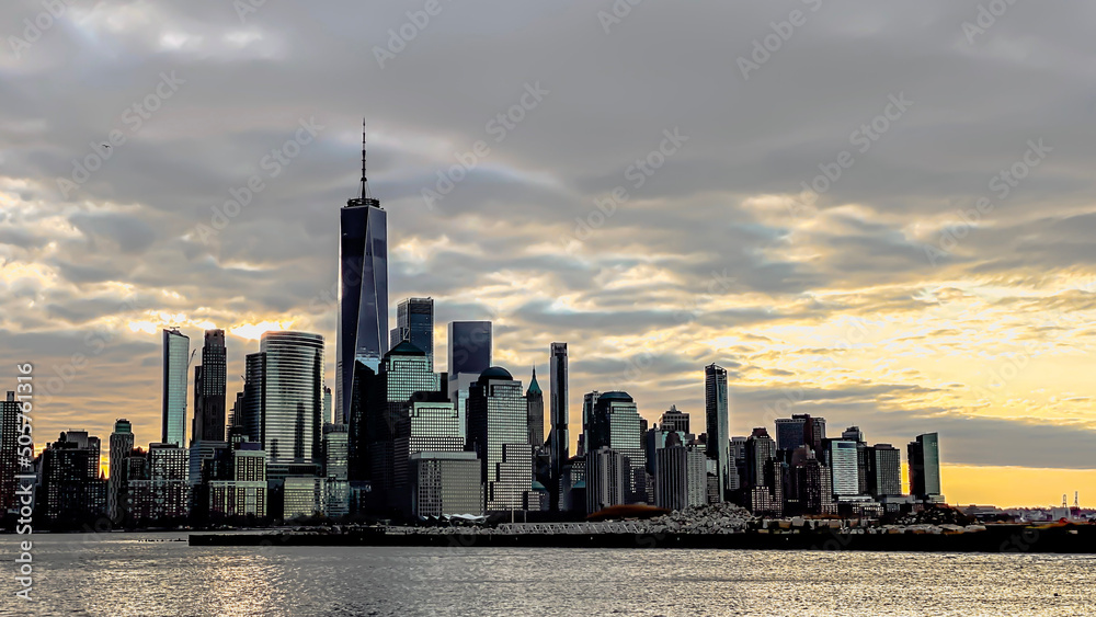 Fototapeta premium city skyline at sunset