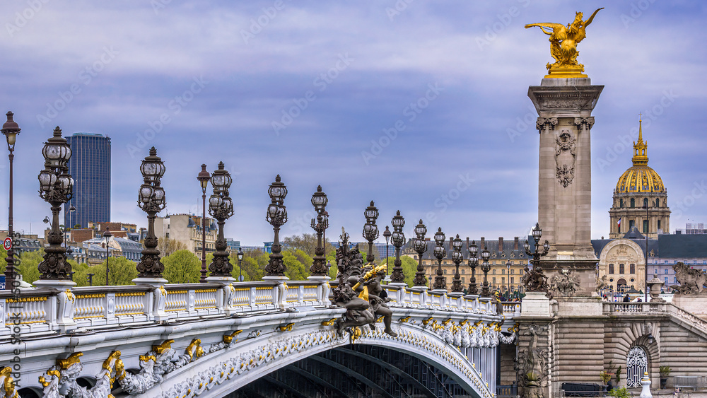 Αυτοκόλλητο The ornate Pont Alexandre III in the downtown of Paris, France with the golden d