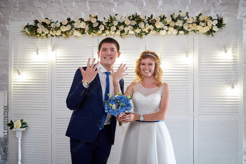 Ταπετσαρία The bride and groom exchange rings during the marriage ceremony at the registry office in Russia in the presence of the manager