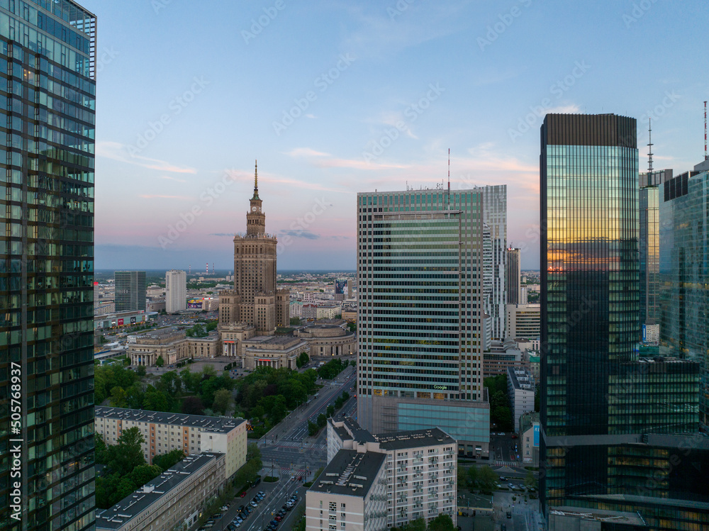 Centrum Warszawy, widok na wieżowce i biurowce, zbliżenie z lotu ptaka z drona, zachód słońca, wiosna, niebieskie niebo - obrazy, fototapety, plakaty 