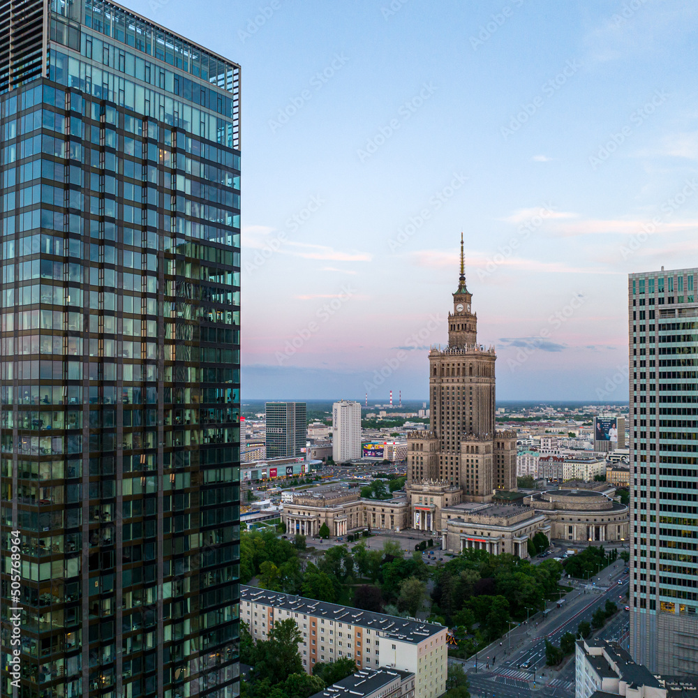 Centrum Warszawy, widok na wieżowce i biurowce, zbliżenie z lotu ptaka z drona, zachód słońca, wiosna, niebieskie niebo - obrazy, fototapety, plakaty 