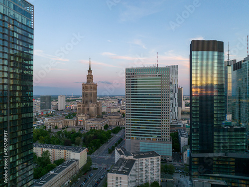 Centrum Warszawy, widok na wieżowce i biurowce, zbliżenie z lotu ptaka z drona, zachód słońca, wiosna, niebieskie niebo