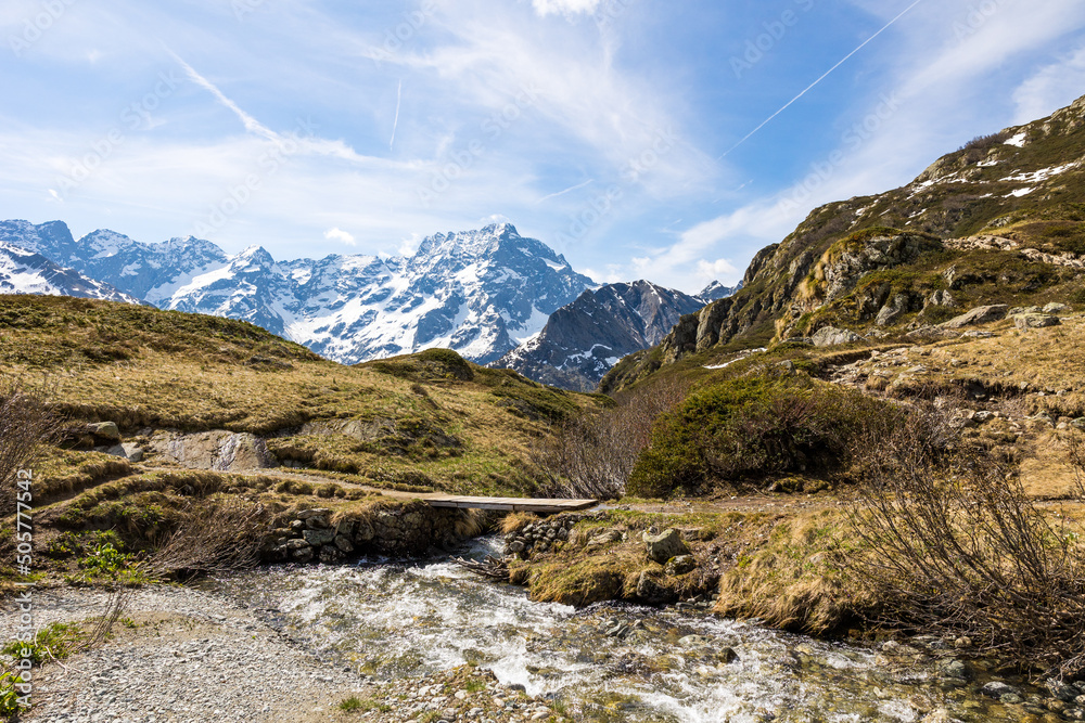 Fototapeta premium Sommet et glaciers du Sirac depuis le plateau du Lac du Lauzon dans la Vallée du Valgaudemar