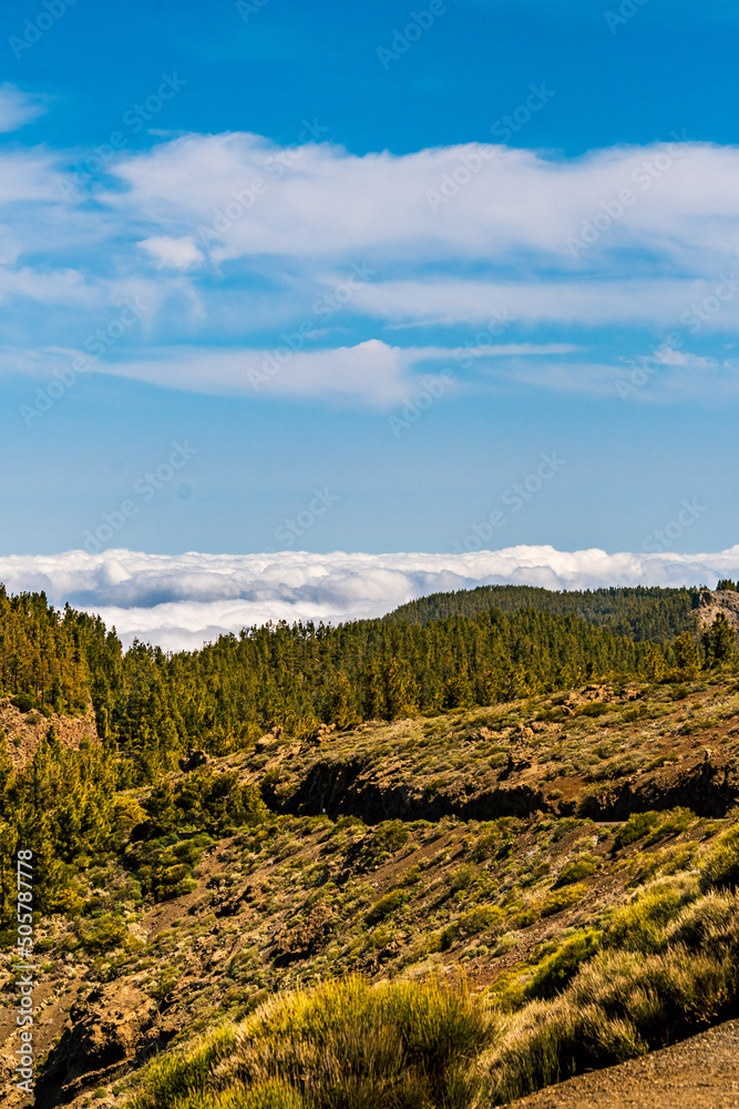 Fototapeta premium Paisaje con nubes en el Parque Nacional del Teide, isla de Tenerife.