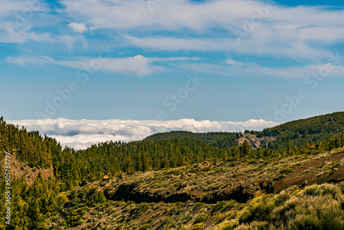 Fototapeta Naklejka Na Ścianę i Meble -  Paisaje con nubes en el Parque Nacional del Teide, isla de Tenerife.