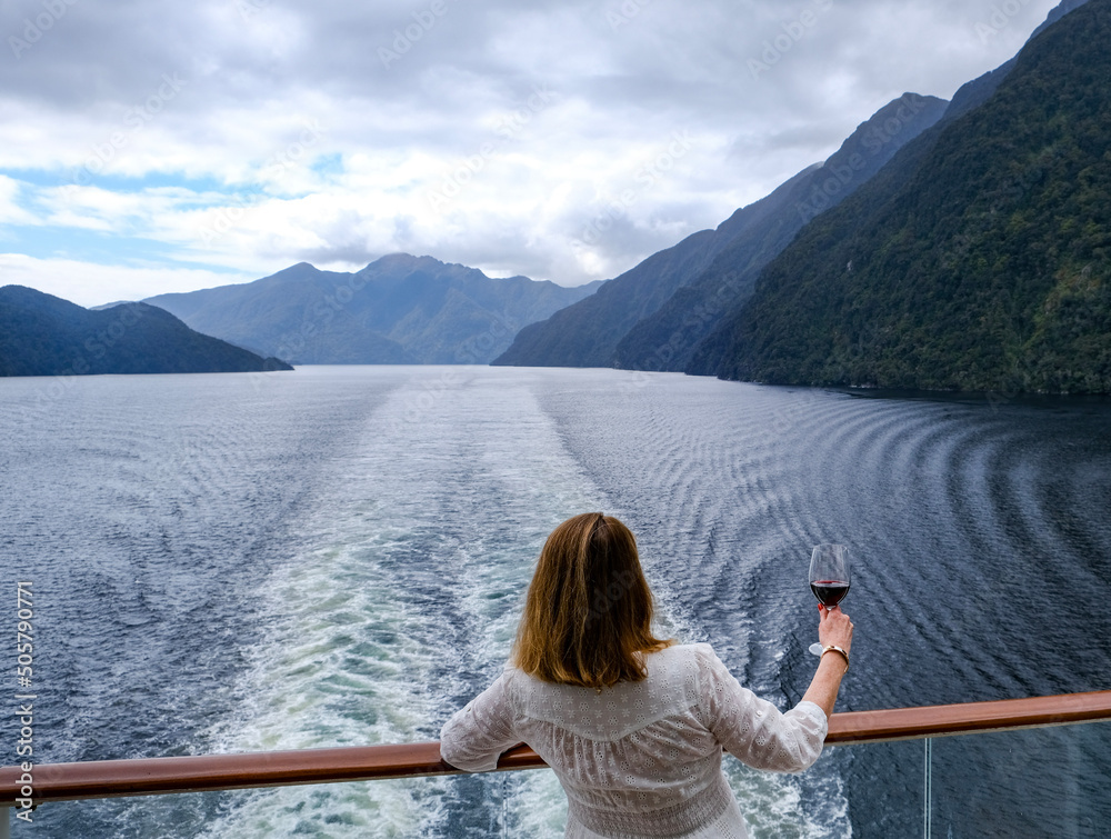 Φωτογραφία woman on the bridge of a New Zealand ship with pinot noir