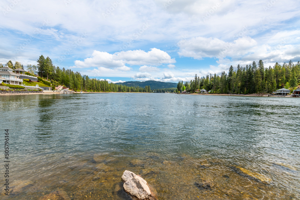 Φωτογραφία The Spokane River near Black Bay as it runs through the city of Post Falls towards Coeur d'Alene, Idaho USA, with waterfront homes on both riverbanks