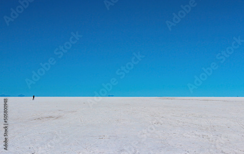Salar de Uyuni, na Bolivia, foto minimalista, com uma pessoa distante no deserto de sal.