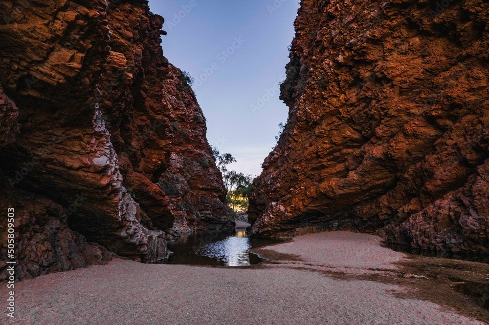 Obraz na płótnie Simpson's Gap at Dawn