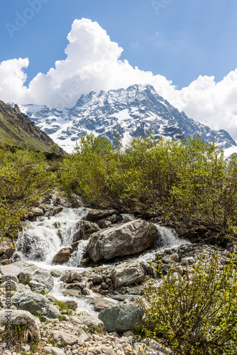 Vue sur le sommet du Sirac depuis un torrent au fond d'un vallon dans la Vallée du Valgaudemar