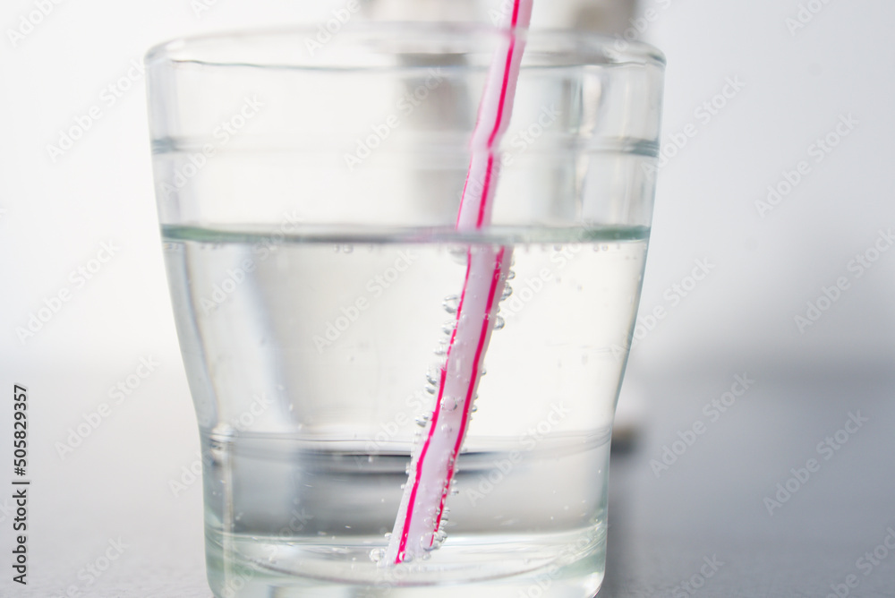paille coudée dans un verre d'eau gazeuse paille coudée dans un verre d'eau gazeuse
