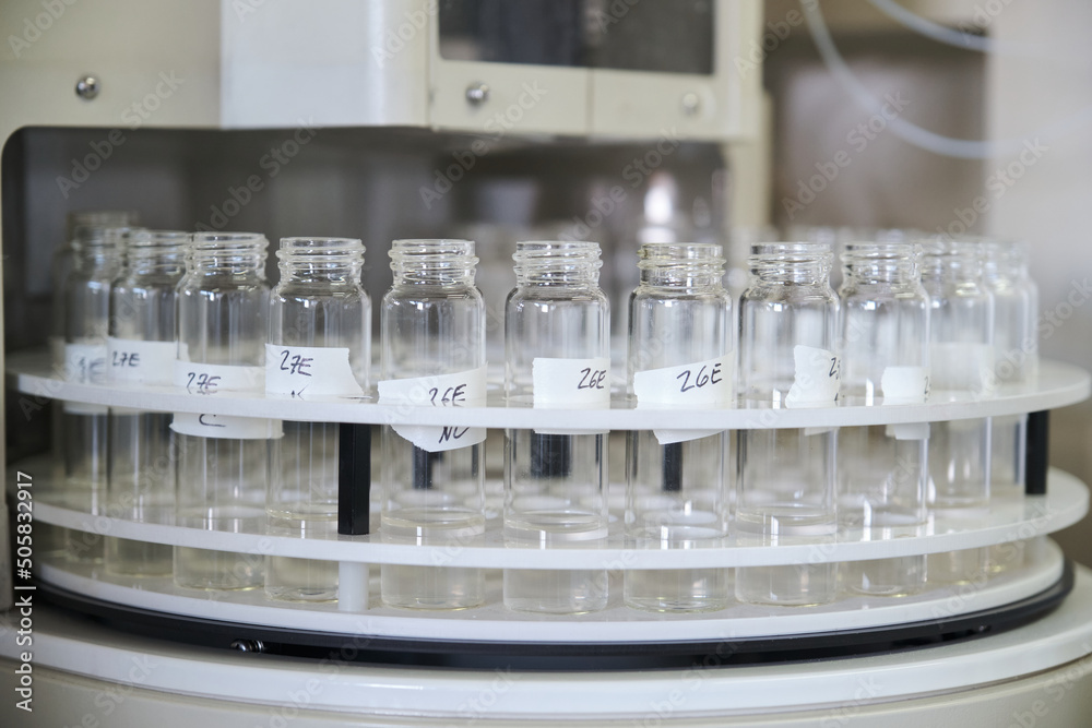 Εκτύπωση καμβά Samples at a total organic carbon (TOC) analyzer autosampler.
