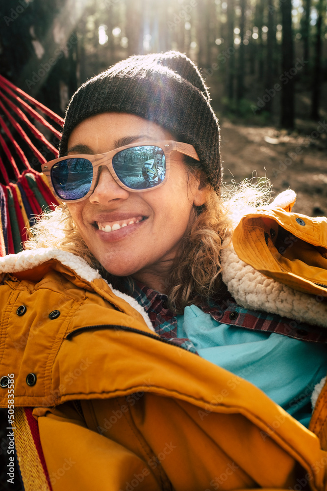 Φωτογραφία Portrait of cheerful and happy young beautiful woman at the park enjoying outdoo