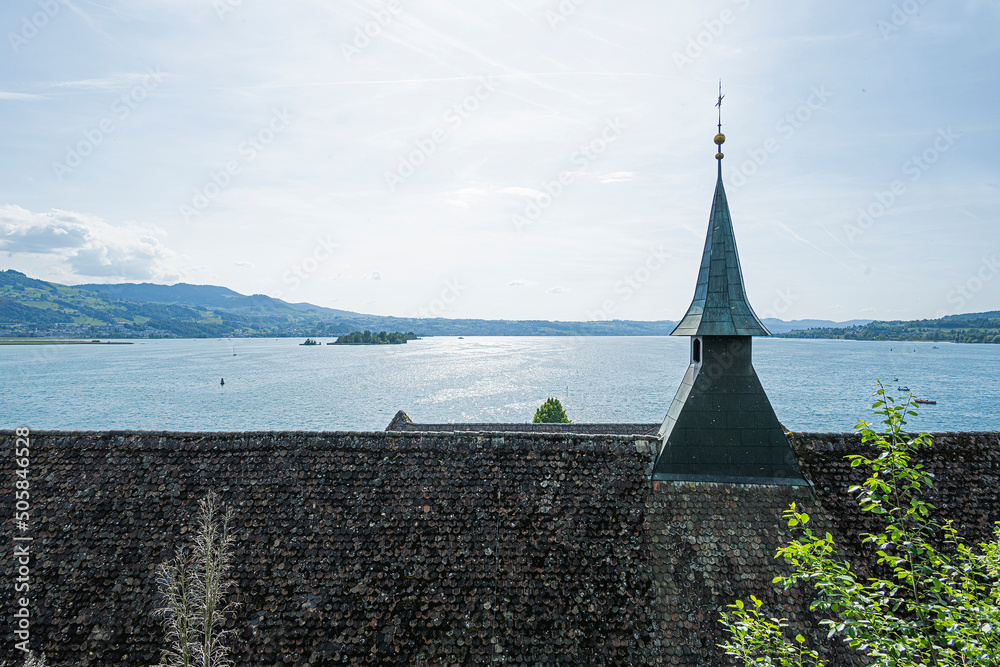 Φωτογραφία Sicht vom Schlosshügel auf das Kirchendach des Kapuzinerklosters in Rapperswil, Kanton St