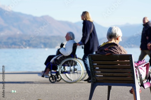 vieillesse sur les bords du lac d'Annecy 