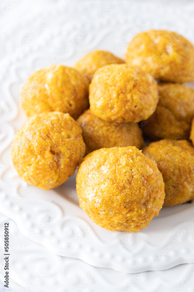 Cheesy Carrots Bites, White background, White plate, simple, clear
Cheesy Carrots Bites, White background, White plate, simple, clear