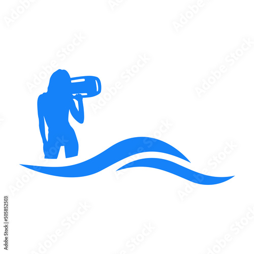 Beach holidays. Logo rescate acuático. Oceáno con olas y silueta de mujer salvavidas en color azul