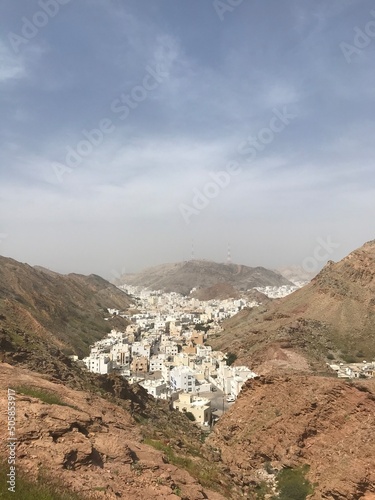 Zabudowa miejska w górskiej dolinie. Oman. 