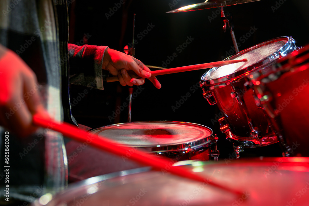 Naklejka premium Close-up of male hands playing the drums