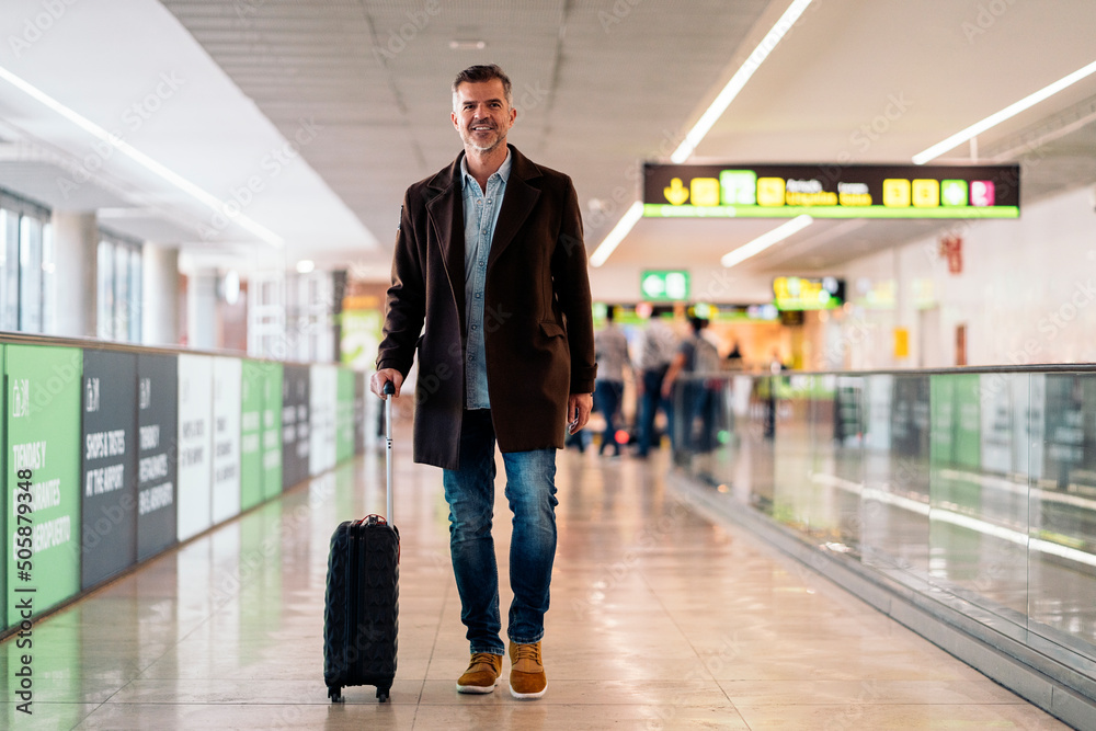 Obraz premium Caucasian business man at airport.